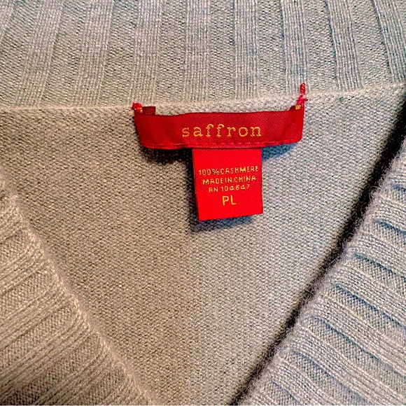 Saffron 100% Cashmere Green V Neck Sweater—Beautiful!! Soft & Warm—EUC—Small - Picture 3 of 6